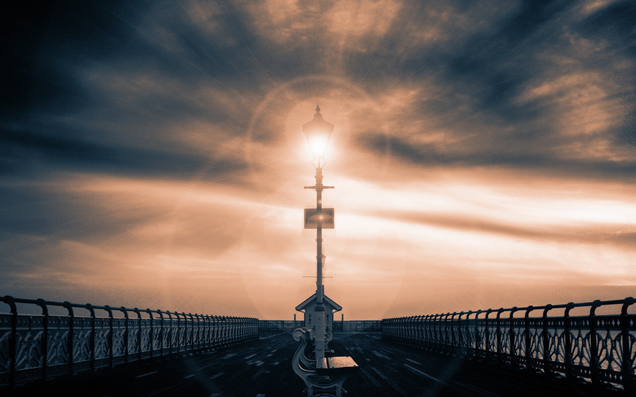 Фонарь и скамейка на пирсе