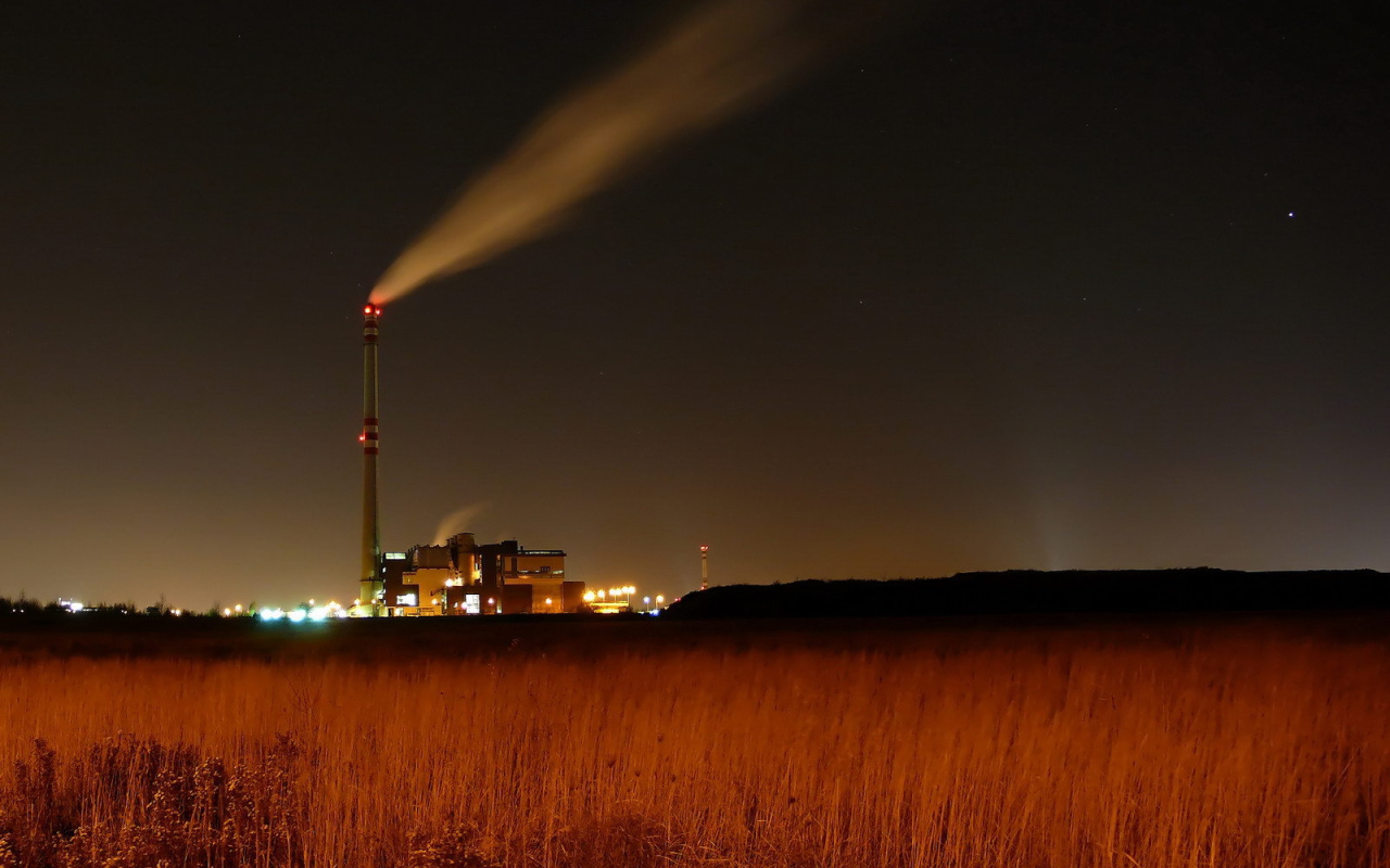 Дым из трубы завода