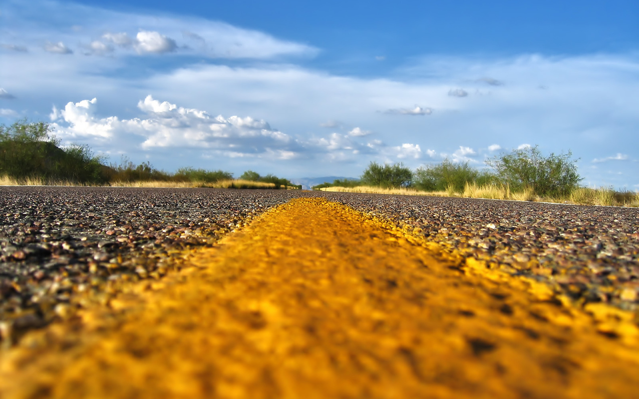 Желтая разметка на асфальте