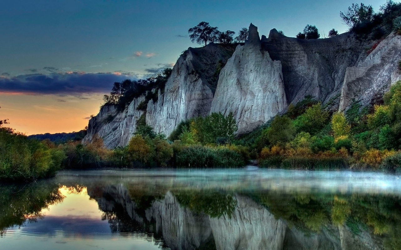 Отвесные скалы на берегу реки