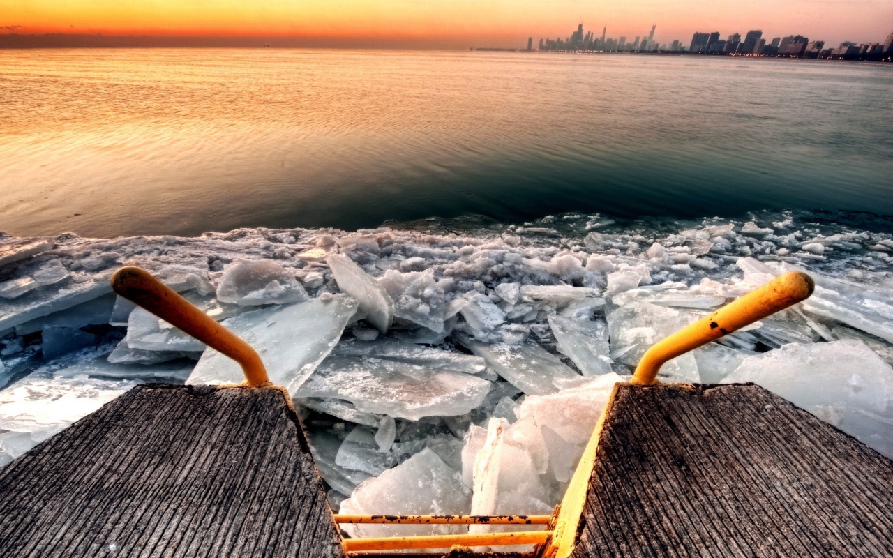 Лед у берега озера, фото HDR