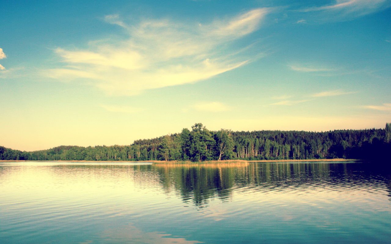 Легкие облака над озером