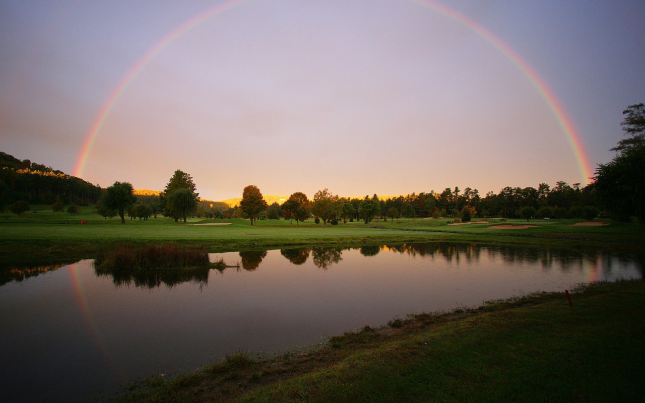 Радуга после дождя над озером