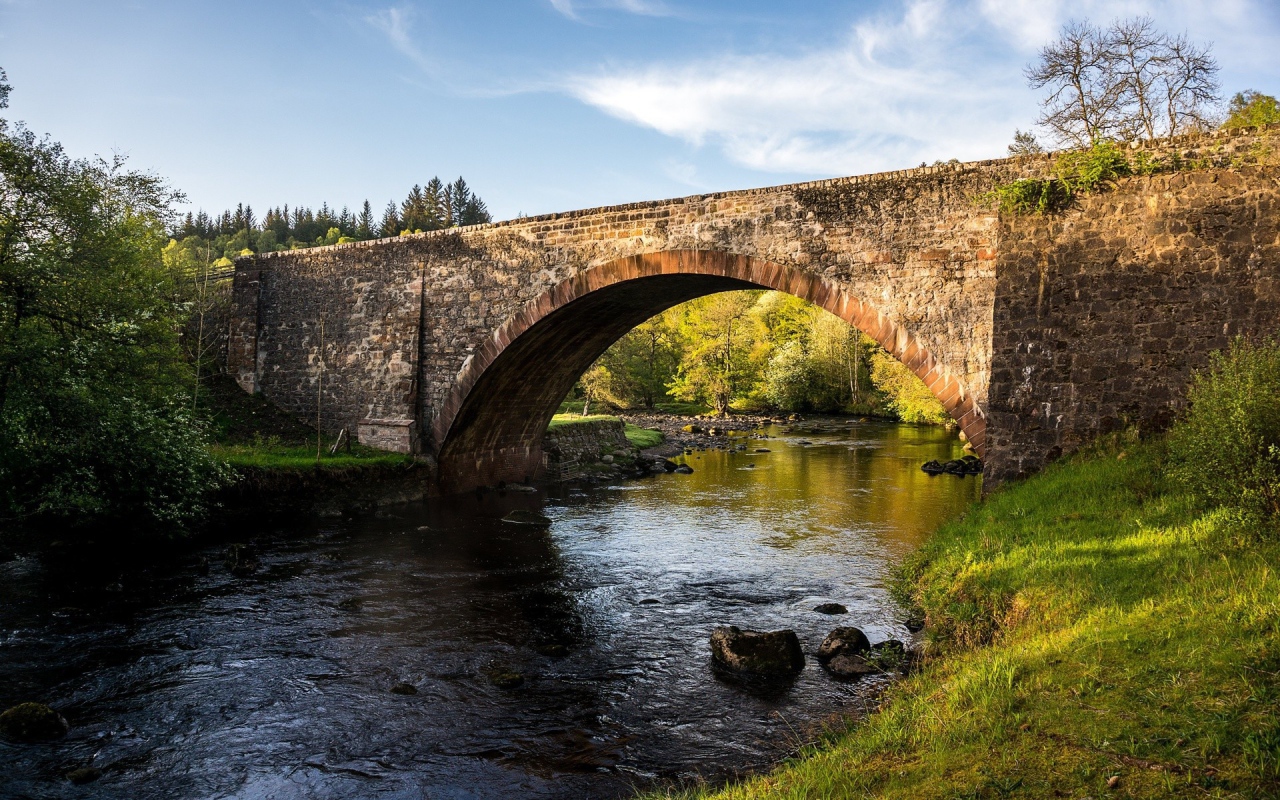 Основательный каменный мост через реку