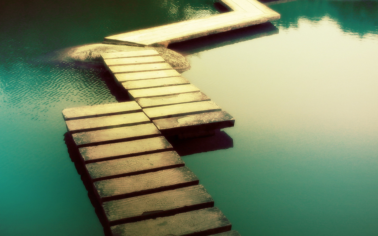 Мост проложен по камням