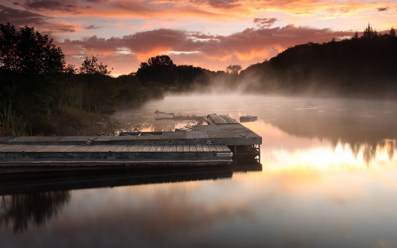 Деревянный причал в тумане