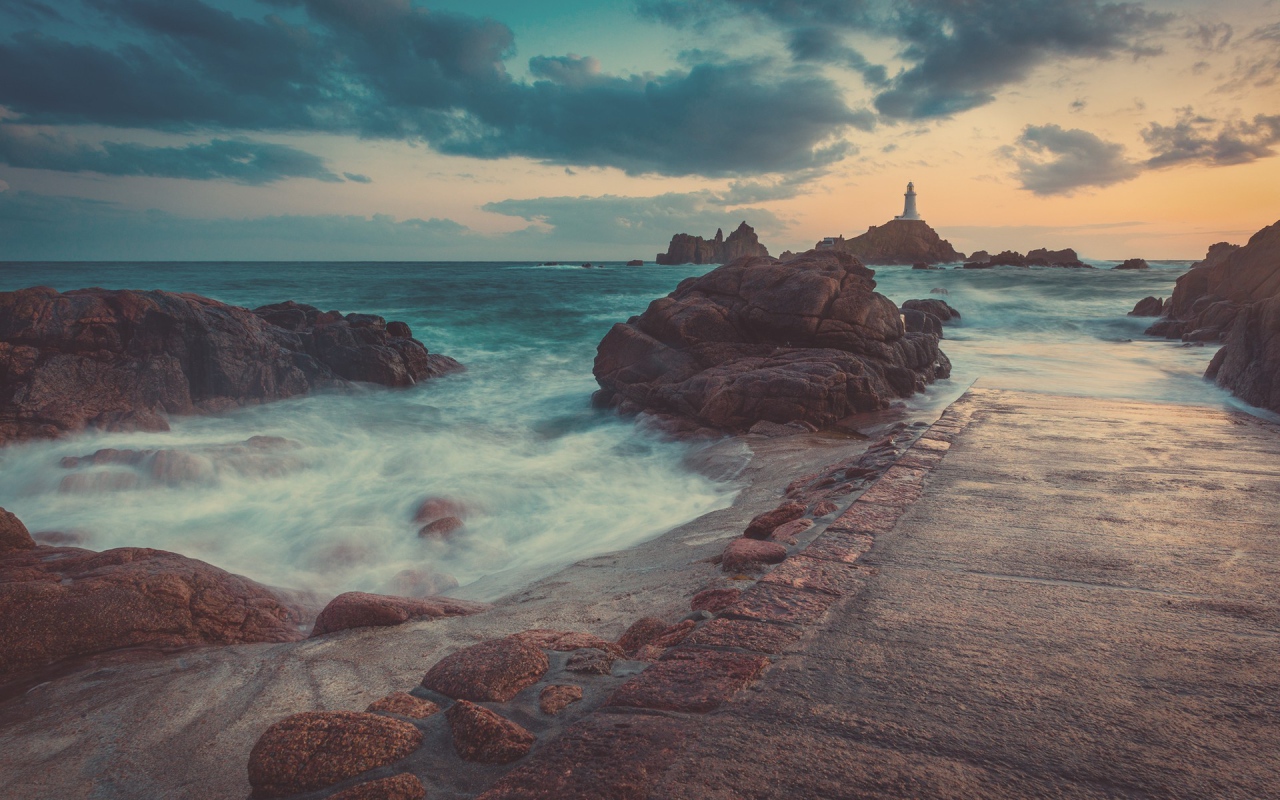 Набережня на фоне маяка на скале