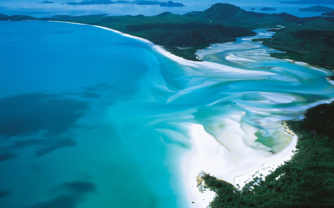 Нежно голубая вода в заливе океана