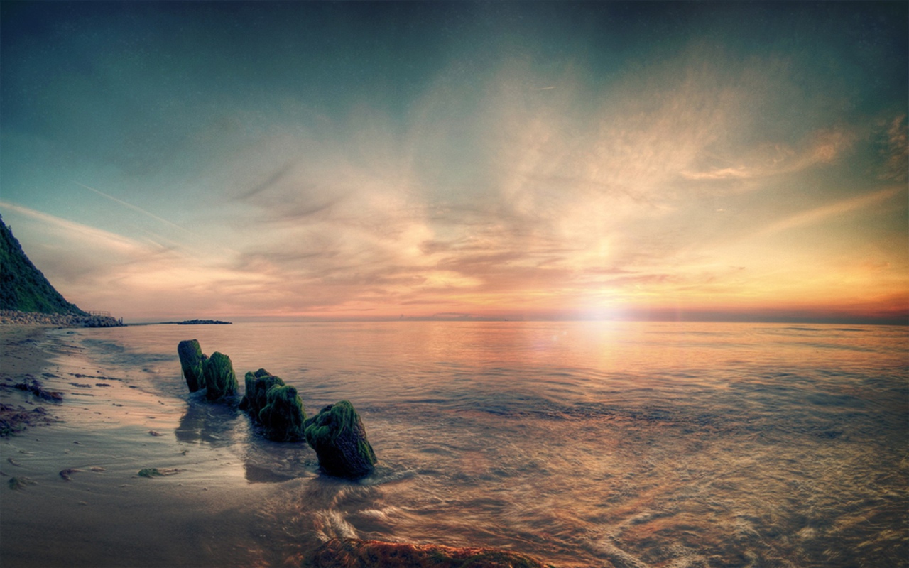 Несколько валунов на берегу моря