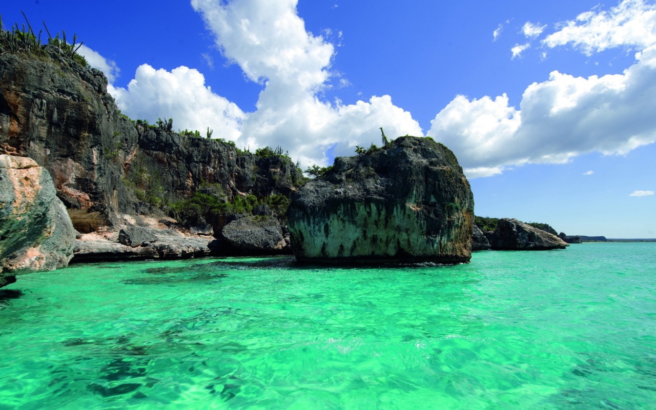 Бирюзовая вода тропического моря