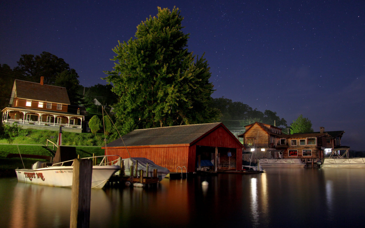 Причал для лодок ночью