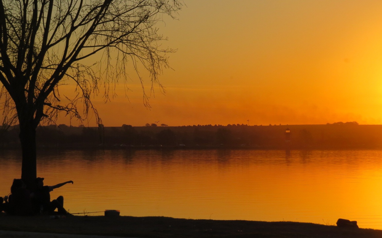 Красочный оранжевый закат на набережной