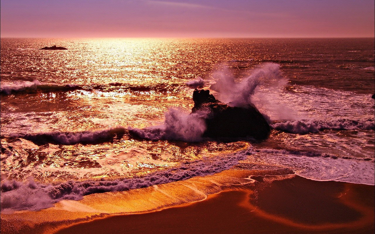 Брызги волн на розовом закате