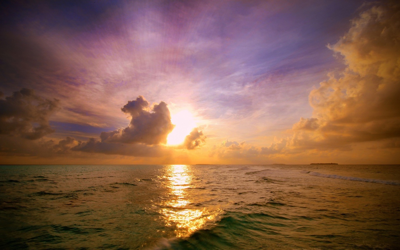 Закат в облаках в открытом море