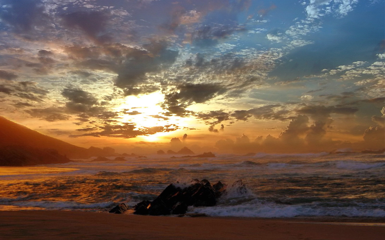 Закат на черных камнях