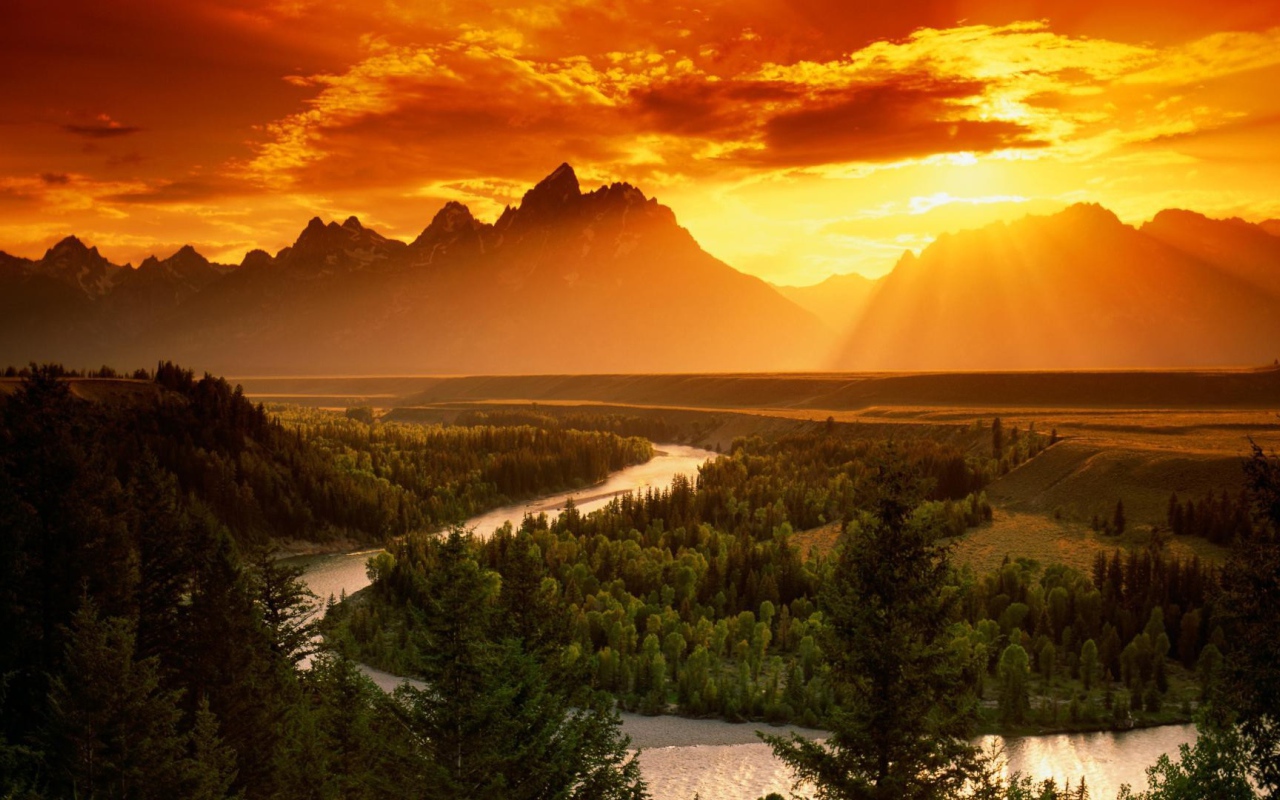 Закат над рекой в горной долине