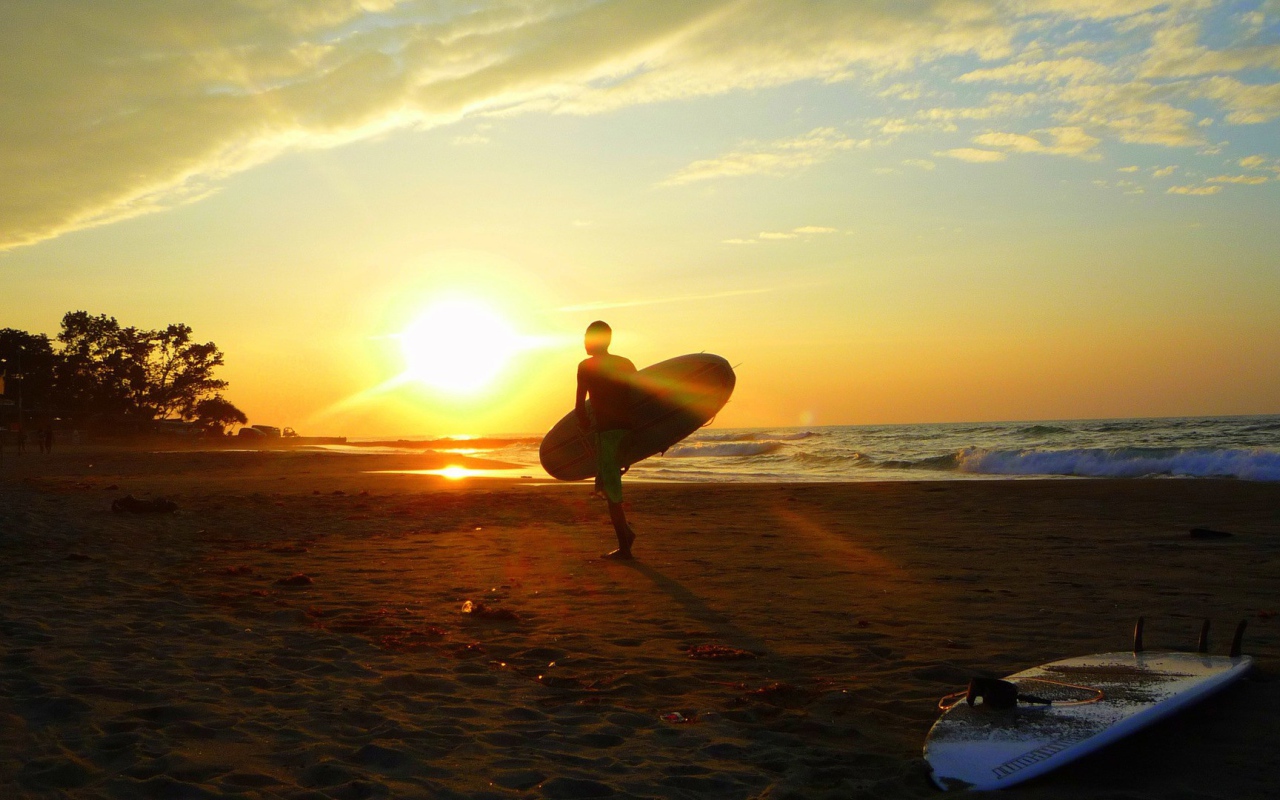 Занятия серфингом на закате