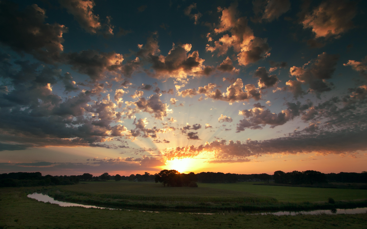 Закат на поле у реки