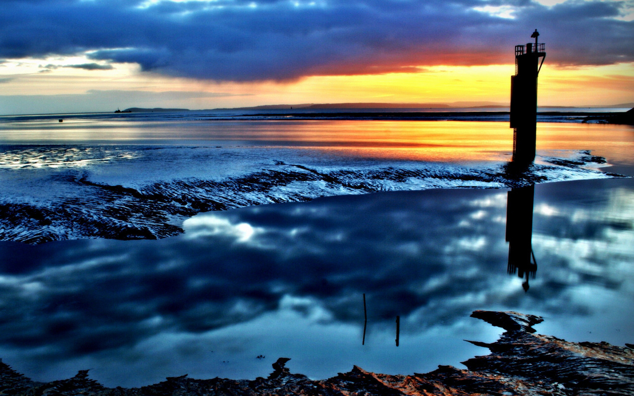 Желтый закат на синих облаках