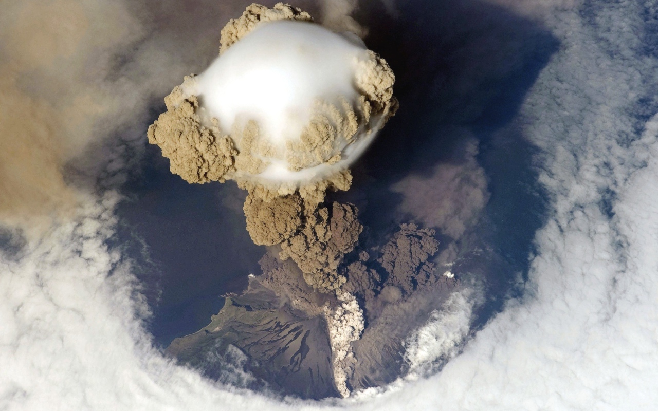 Облако дыма над вулканом, фото из космоса