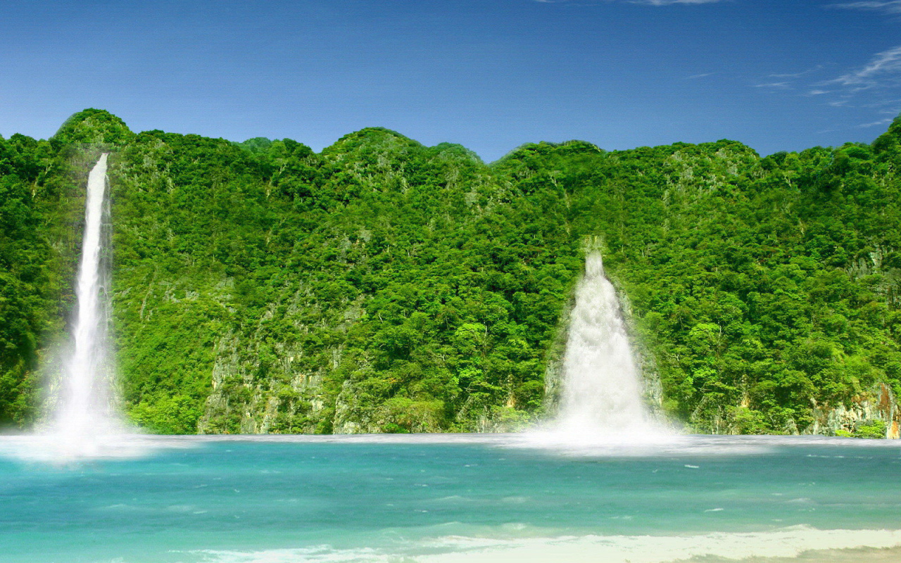 Зеленый берег с водопадами