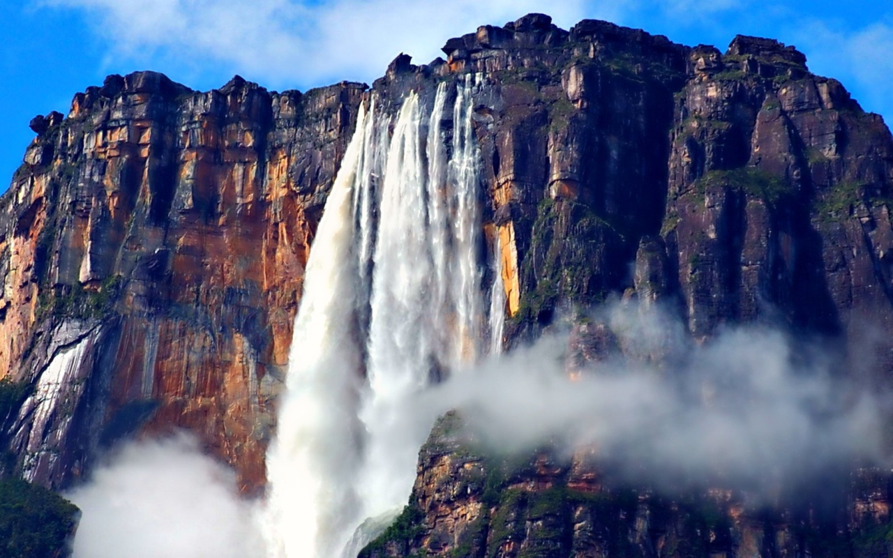 Водопад падает с вершины каменной скалы