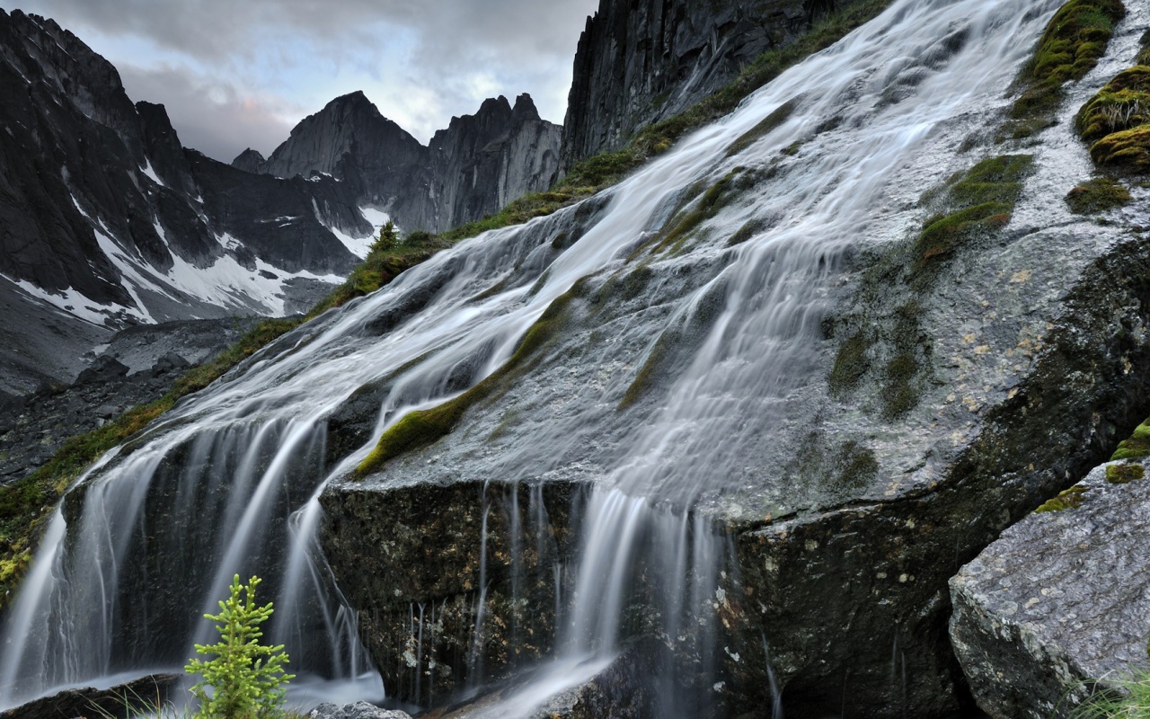 Водопад на склоне горы