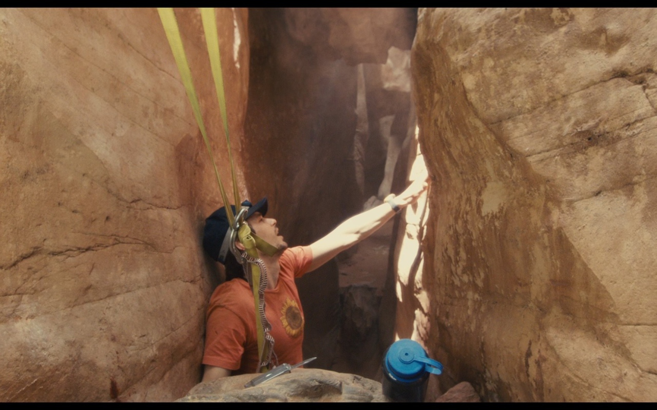 Спелеолог зажат среди скал