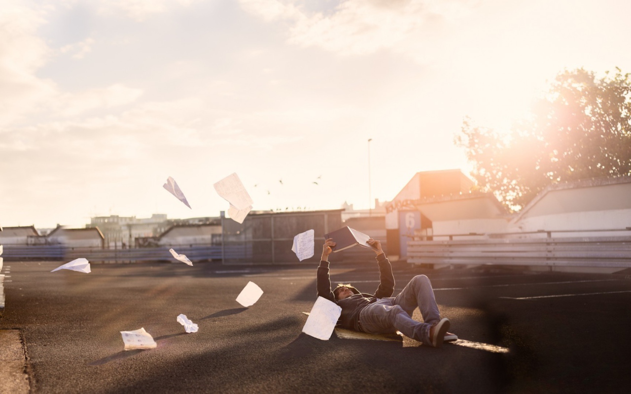 Мужчина теряет страницы из книги