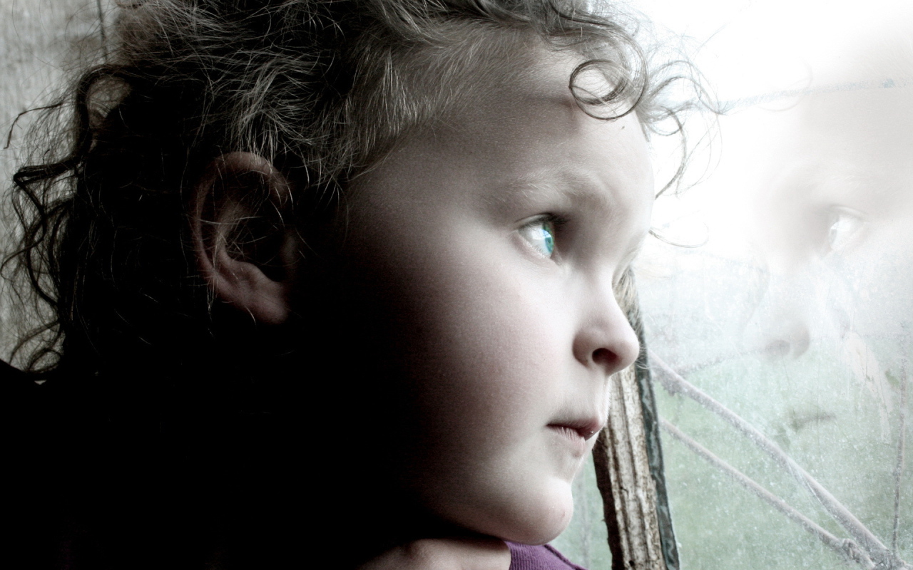 Ребенок смотрит в окно