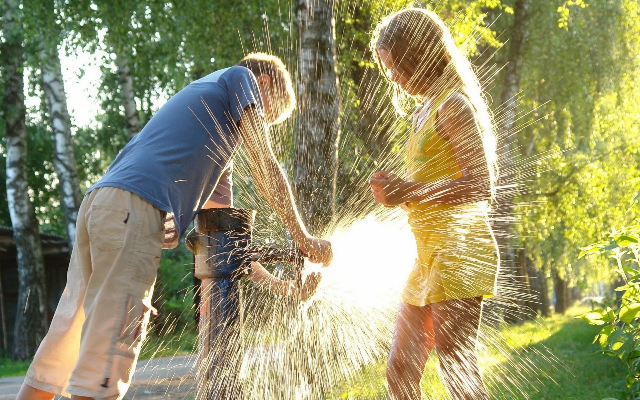 Дети играют с водой