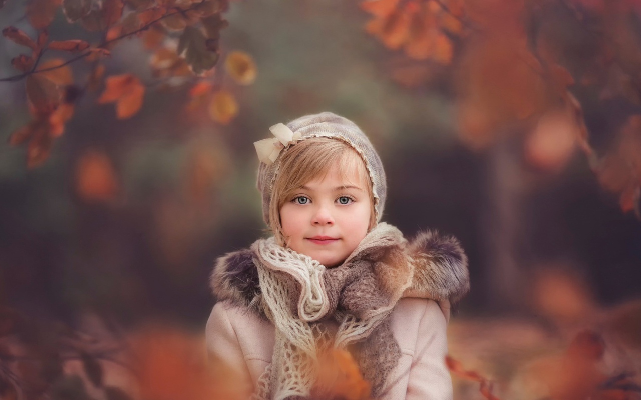 Девочка ребенок в осеннем наряде