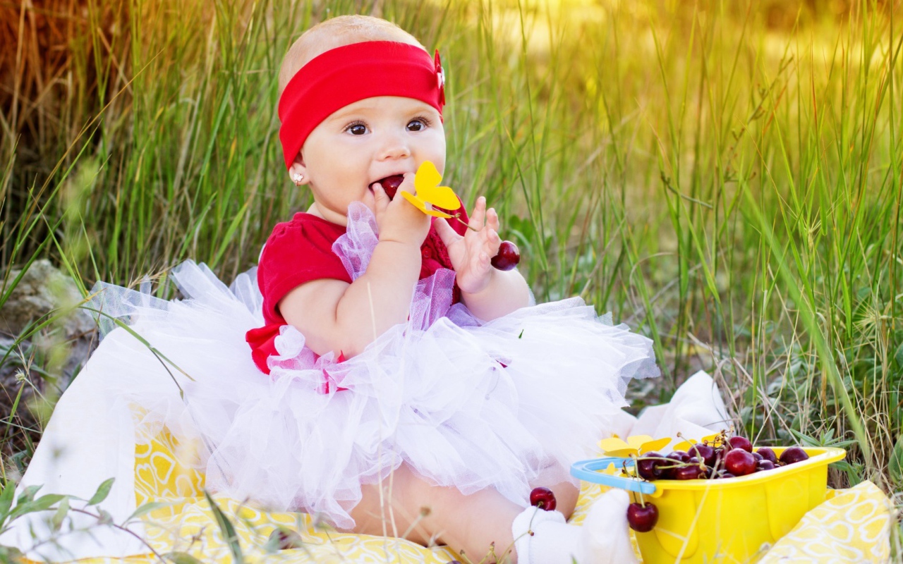 Девочка кушает спелые вишни