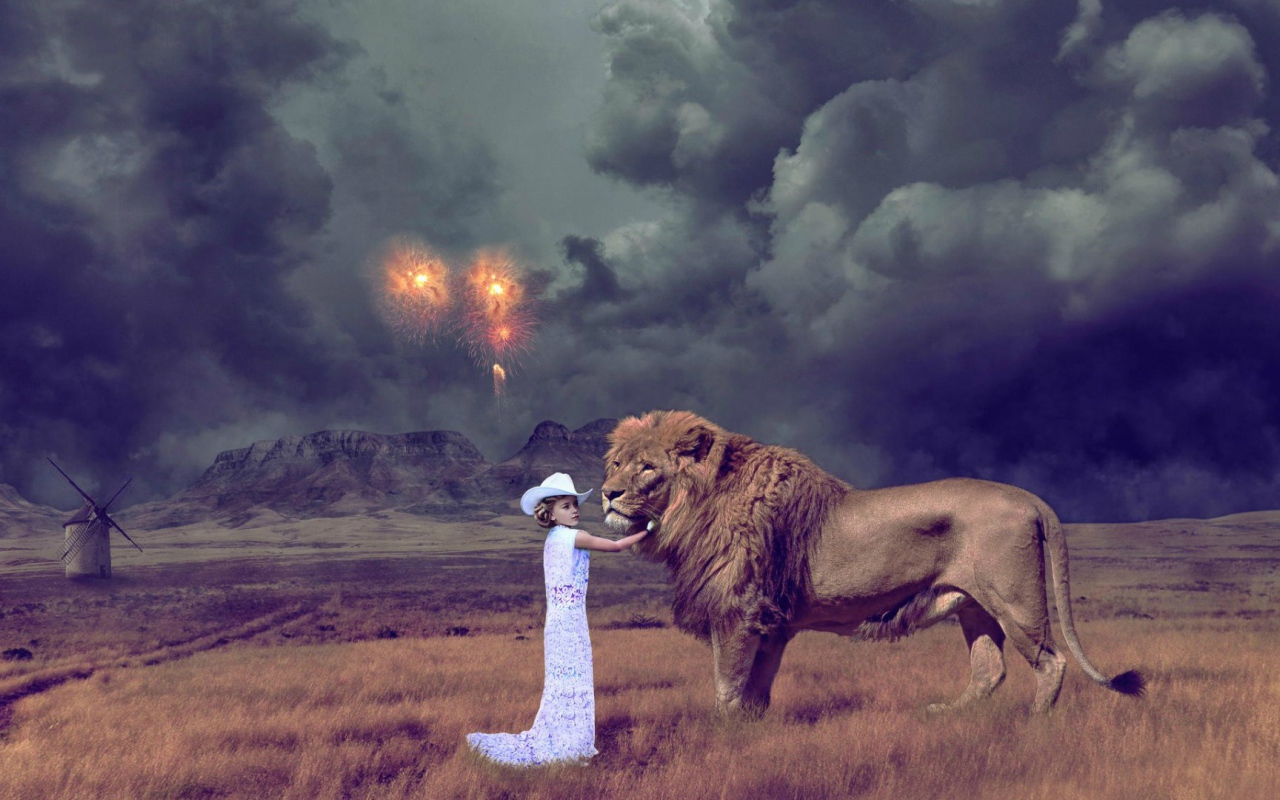 Девочка играет со львом