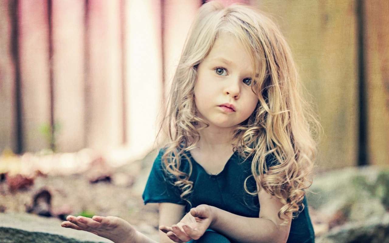Маленькая белокурая девочка