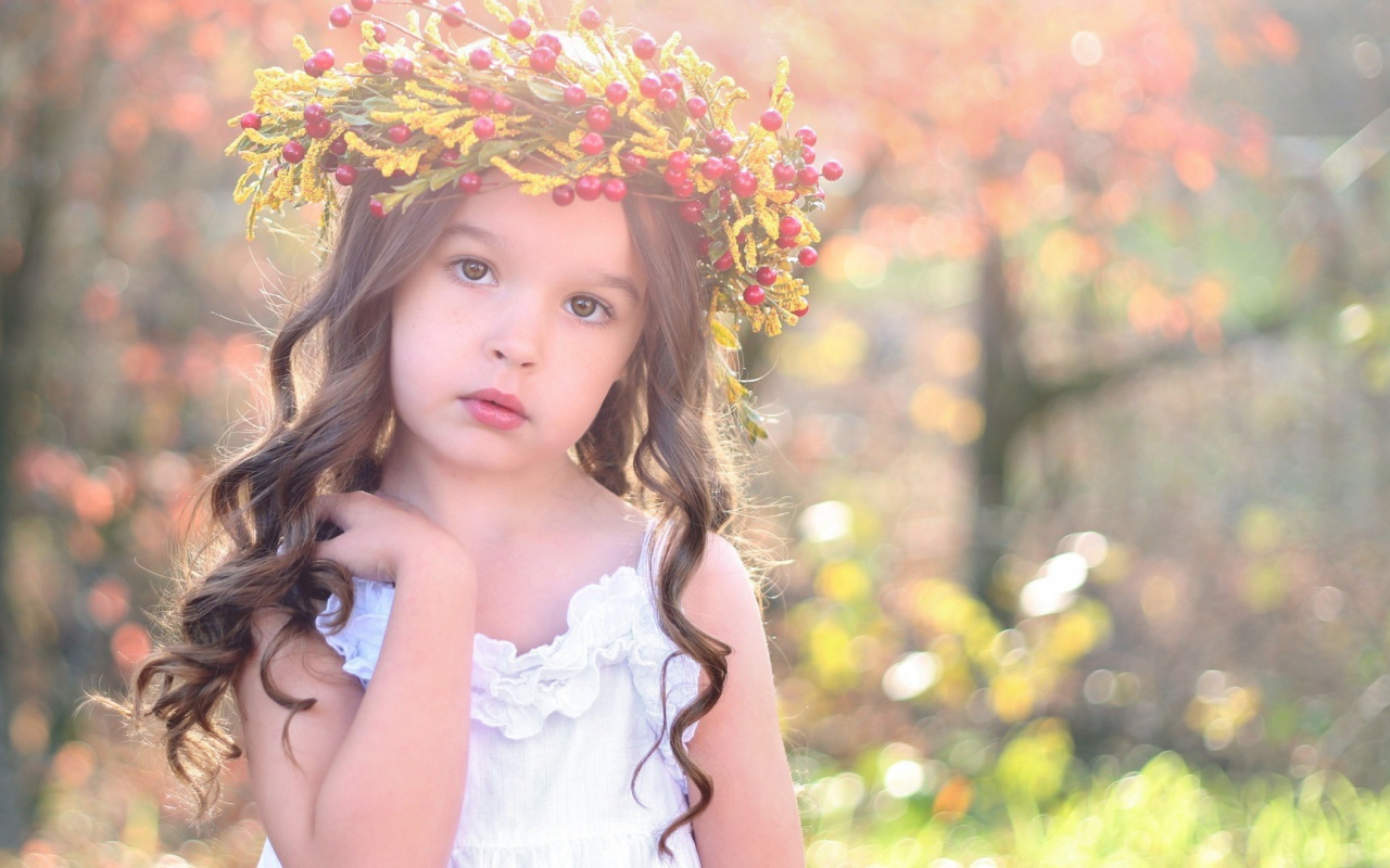 Маленькая девочка с венком на голове