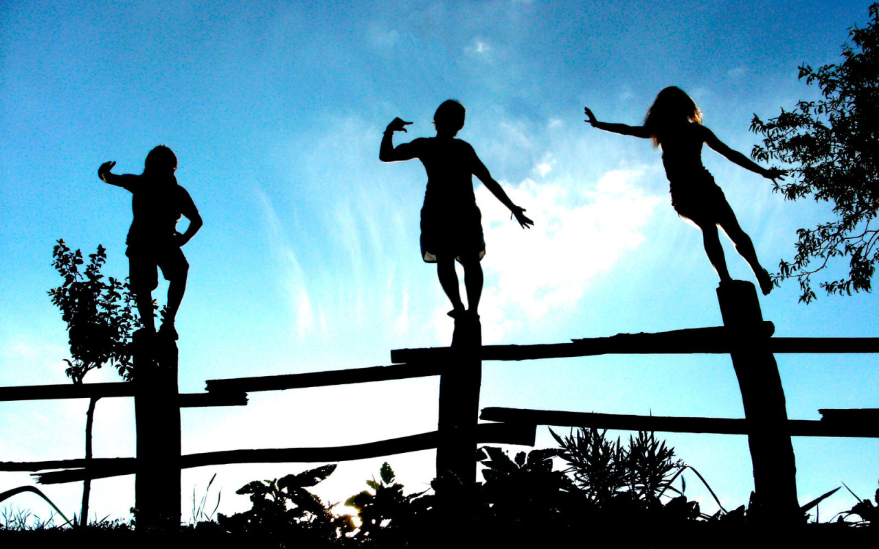 Дети позируют