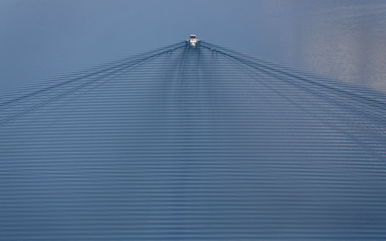 Рябь воды за катером