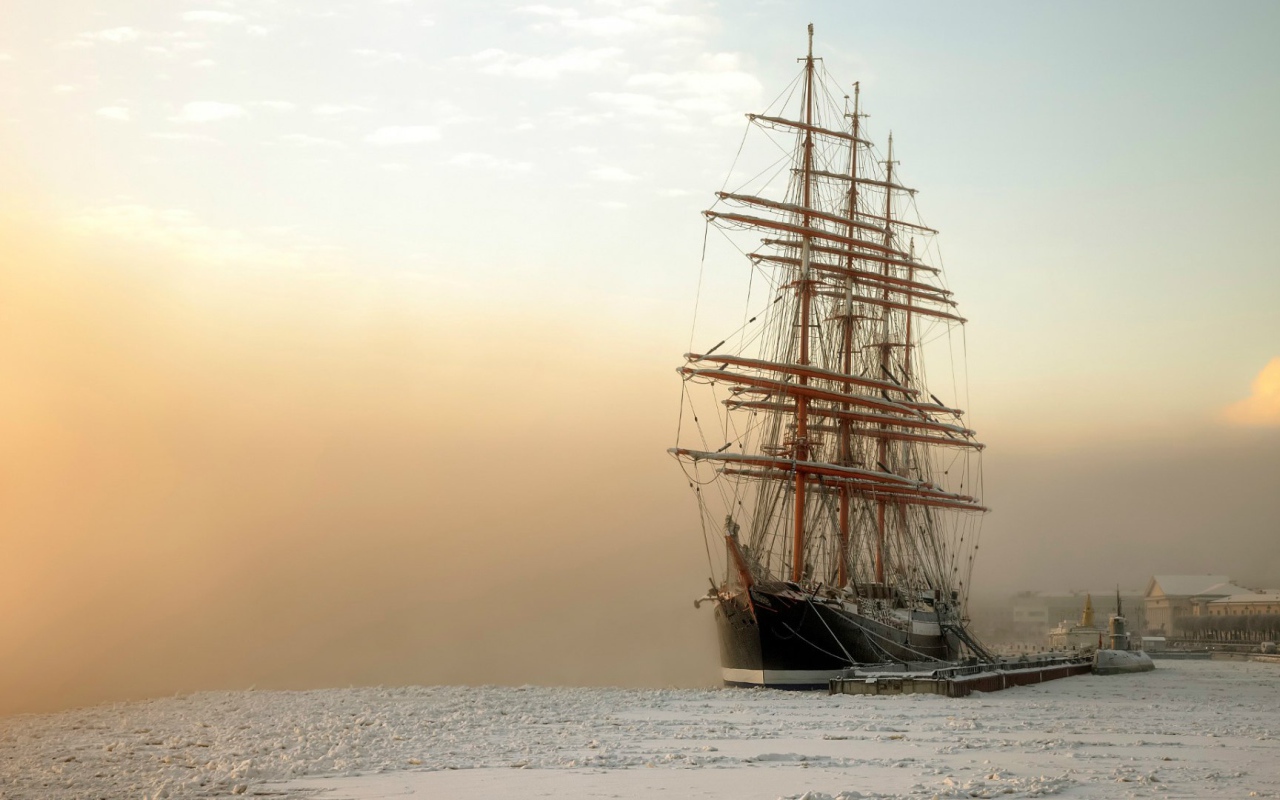 Парусный корабль в замерзшей бухте