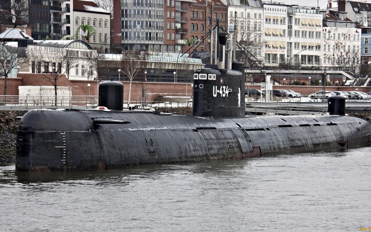 Подводная лодка у набережной в городе