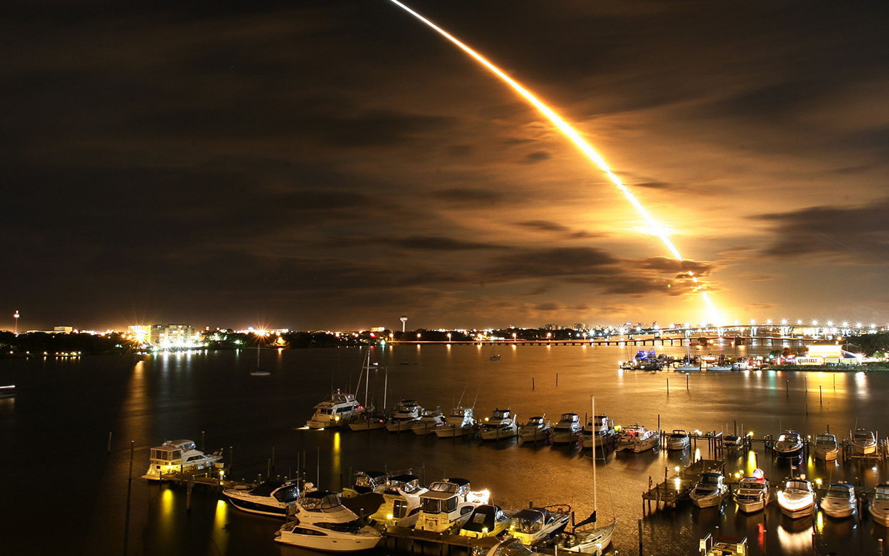 Запуск ракеты над морем