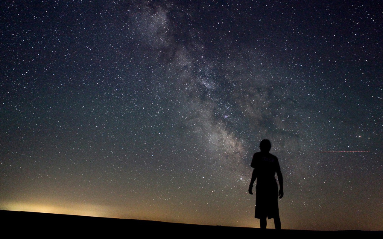 Силуэт девушки на фоне Млечного пути