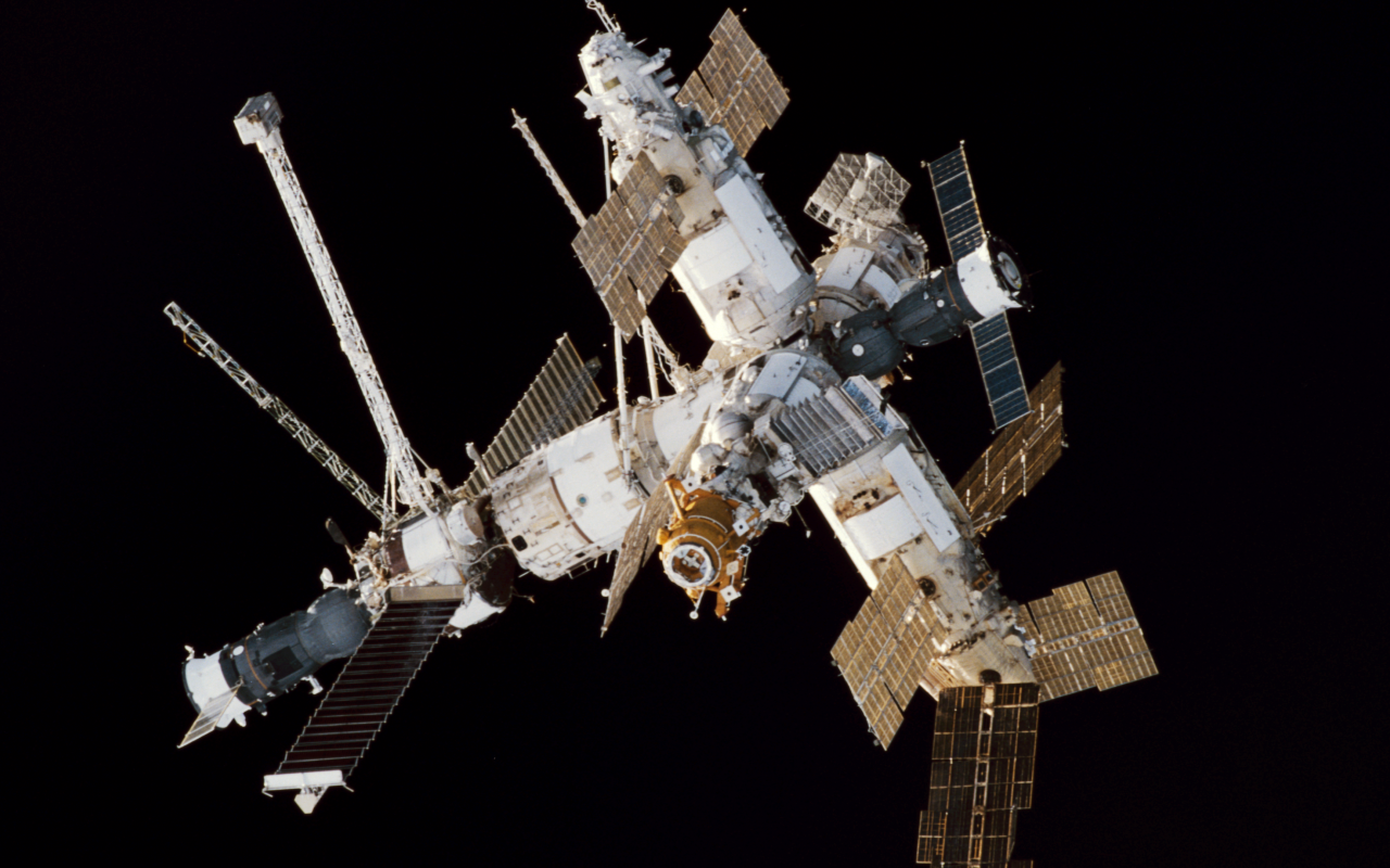 Космическая станция на черном фоне