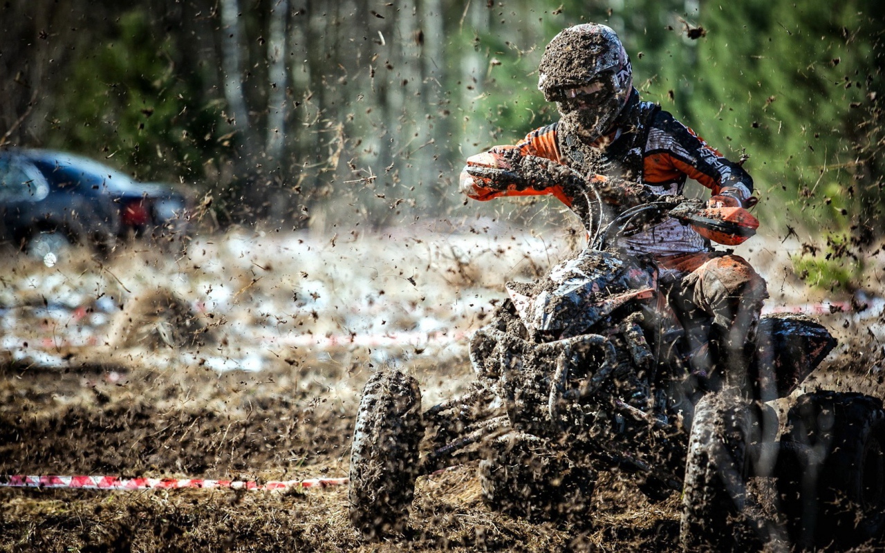 Гонщик едет по грязи