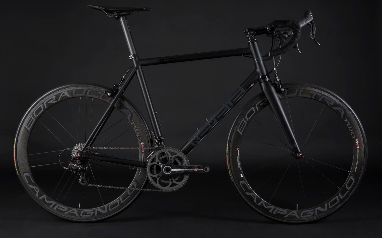 Спортивный велосипед на черном фоне