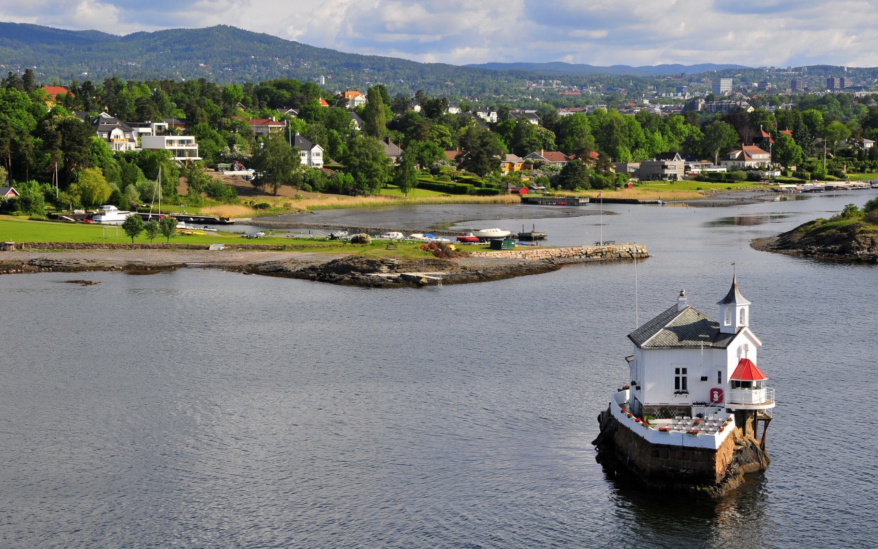 Домик на скале посреди реки