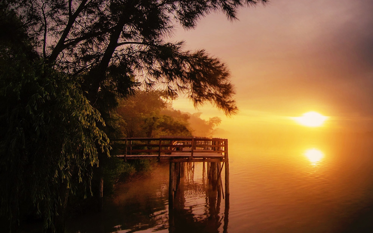 Утренний туман на озере в Аргентине