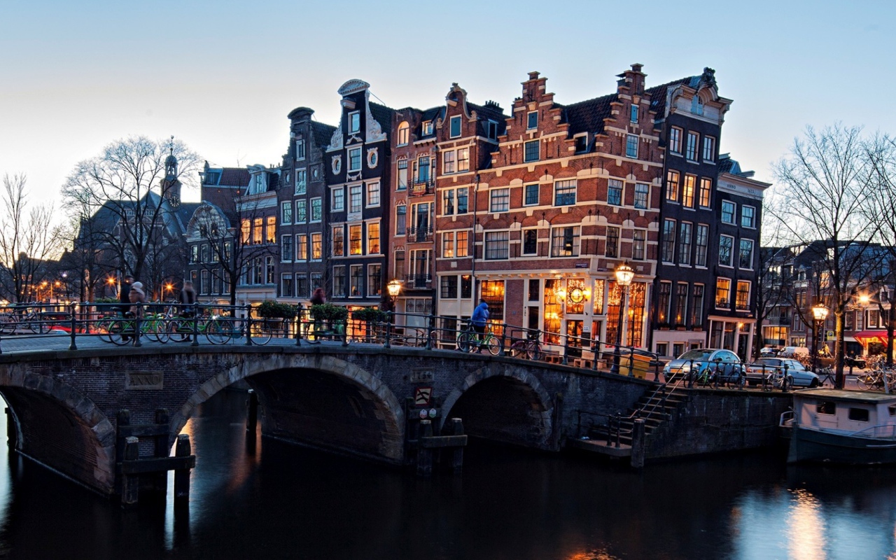 Каменный мост в маленьком городке в Европе