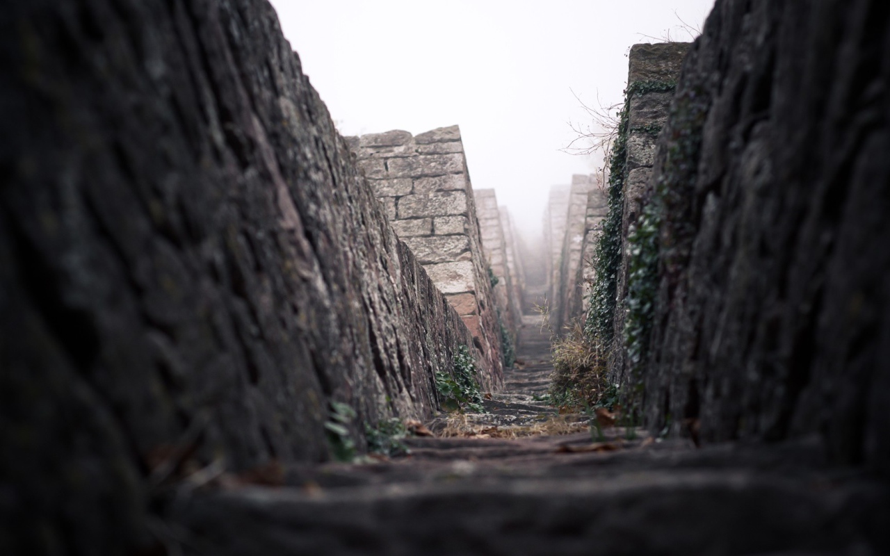 Дорога среди каменных пирамид