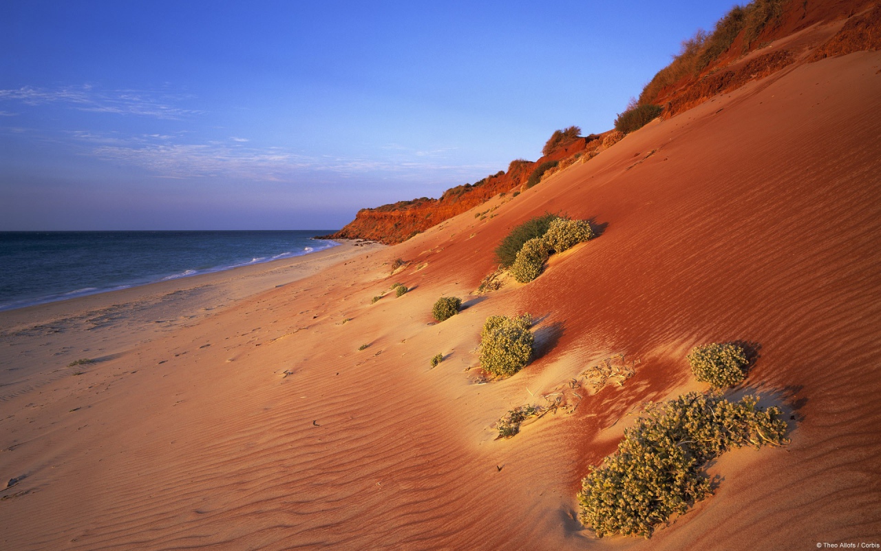 Песок на берегу океана в Австралии